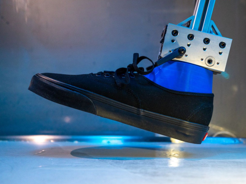 machine to test a shoe